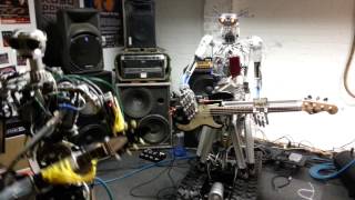 Из металлолома создали музыкальную рок-группу роботов, играющую в стиле хеви-метал.