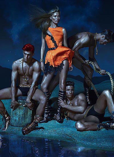 Даже боги примерили это: Кейт Мосс и Дарья Вербова для Versace