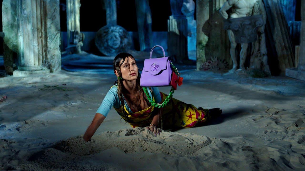 Музыка из рекламы Versace La Medusa - Beneath The Surface (Hailey Bieber) Музыка из рекламы Versace La Medusa - Beneath The Surface (Hailey Bieber)
