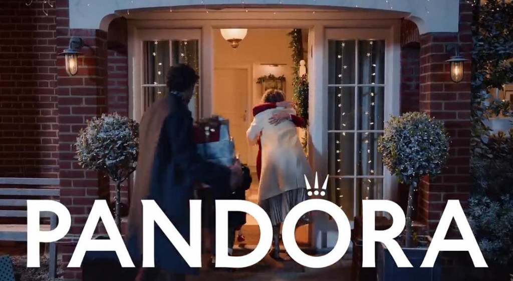 Музыка из рекламы Pandora - Make special moments shine extra bright this holiday season