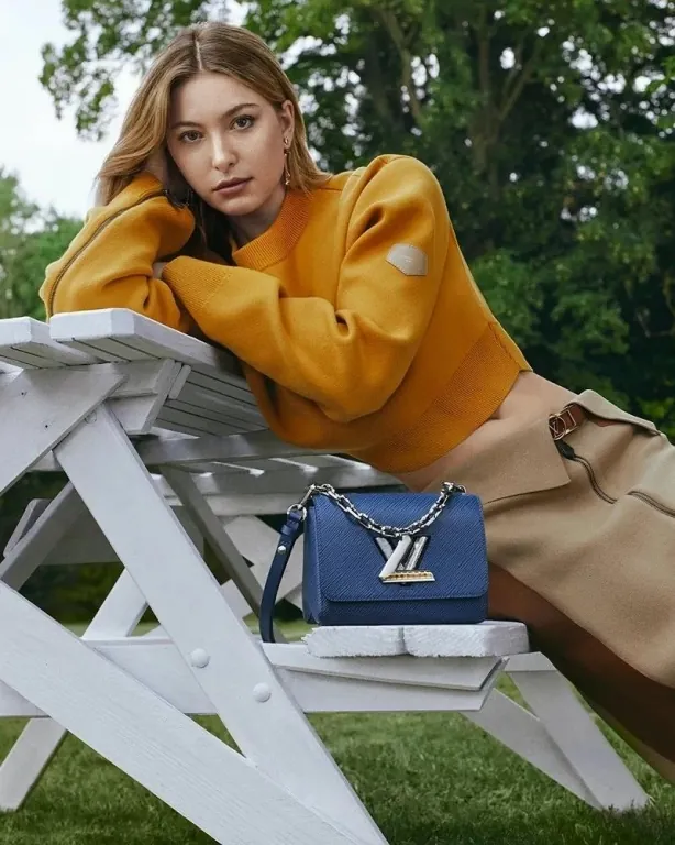 LOUIS VUITTON - A Countryside Escape (Eve Jobs) LOUIS VUITTON - A Countryside Escape (Eve Jobs)