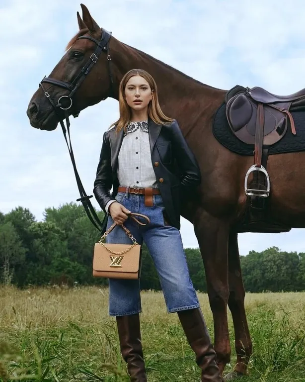 LOUIS VUITTON - A Countryside Escape (Eve Jobs) LOUIS VUITTON - A Countryside Escape (Eve Jobs)