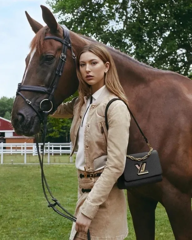 LOUIS VUITTON - A Countryside Escape (Eve Jobs) LOUIS VUITTON - A Countryside Escape (Eve Jobs)