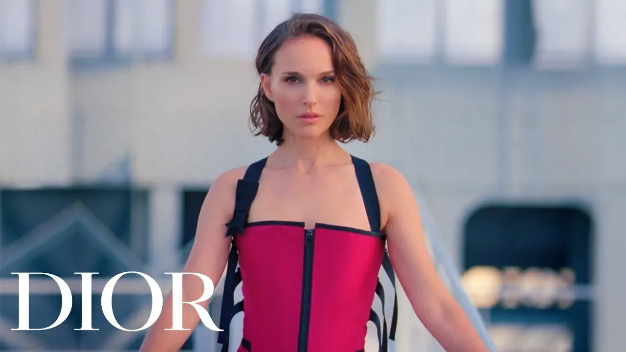 Музыка из рекламы Christian Dior - Miss Dior Essence (Natalie Portman) Музыка из рекламы Christian Dior - Miss Dior Essence (Natalie Portman)