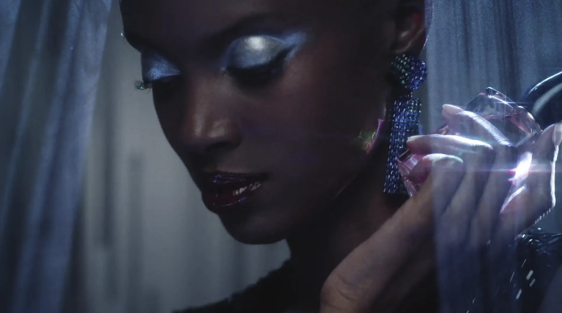 Музыка из рекламы Armani - Holidayrama (Greta Ferro, Madisin Rian)