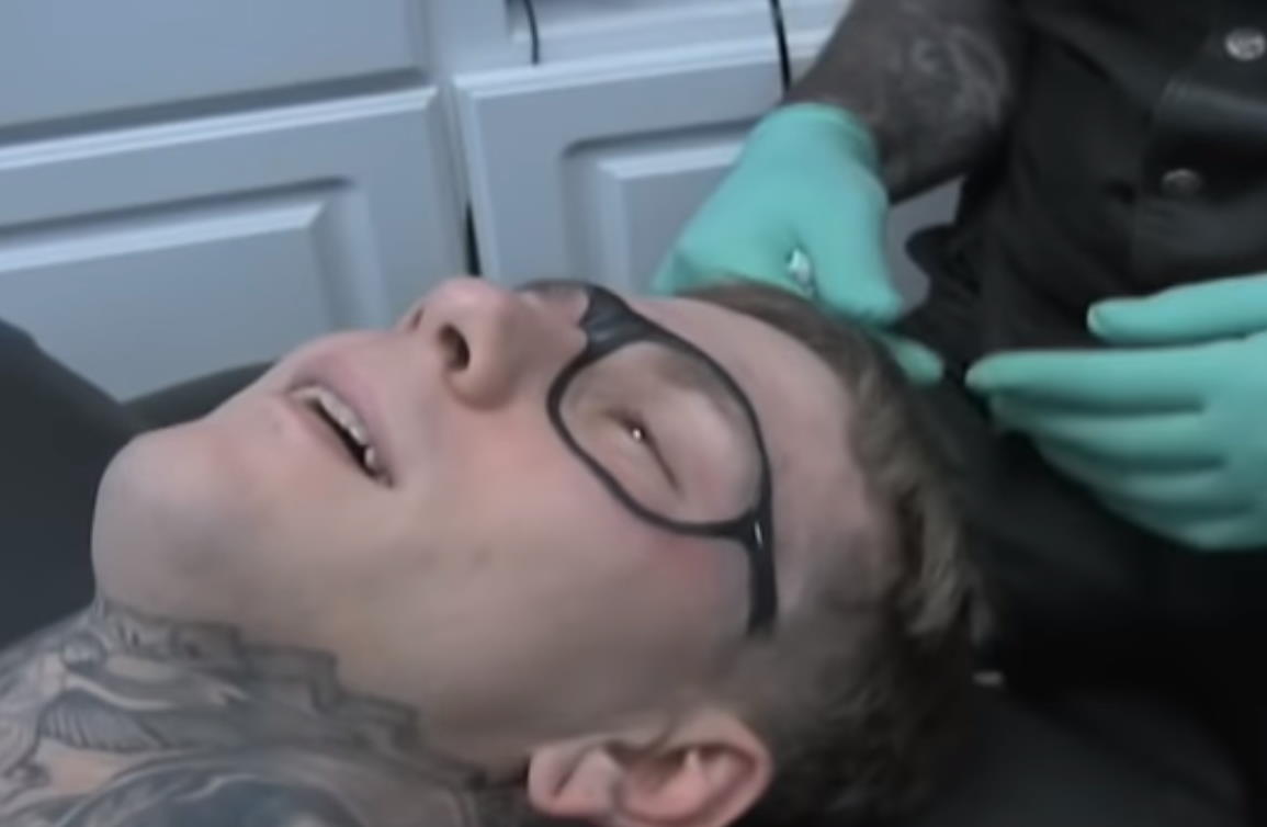 Музыка из рекламы Ray-Ban - Guy Has Glasses Tattooed On His Face Музыка из рекламы Ray-Ban - Guy Has Glasses Tattooed On His Face