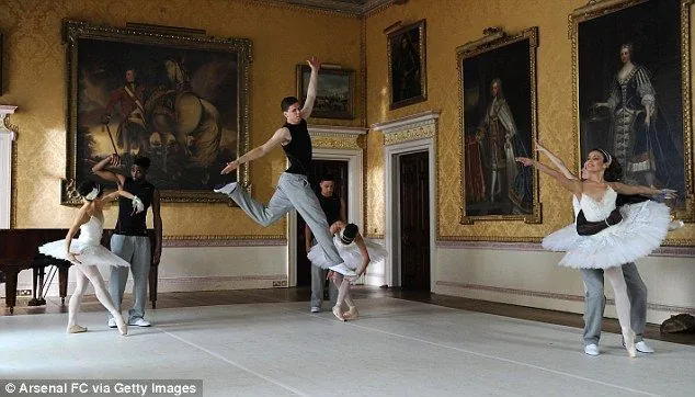Citroen DS5 - Arsenal players perform ballet