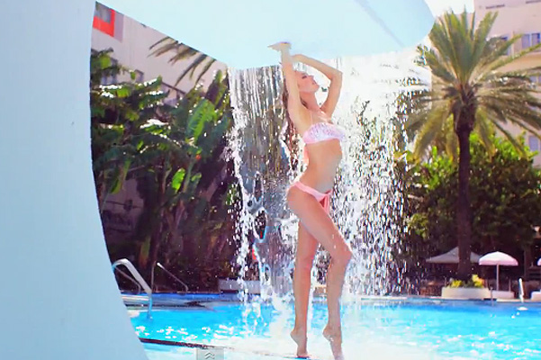 Музыка из рекламы Victoria's Secret - Swim Bikinis & Bruno Mars (Candice Swanepoel, Doutzen Kroes)