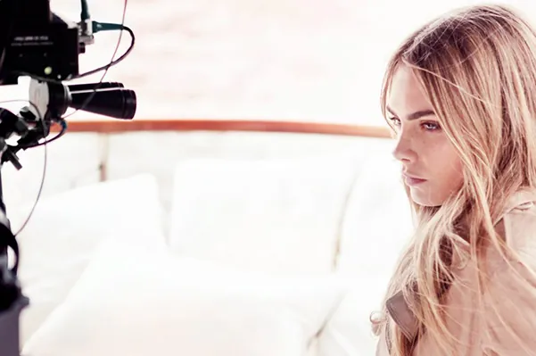 Burberry - Body Tender (Cara Delevingne) Burberry - Body Tender (Cara Delevingne)