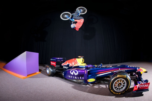 Музыка и видеоролик из рекламы Red Bull - Danny MacAskill's Imaginate Музыка и видеоролик из рекламы Red Bull - Danny MacAskill's Imaginate