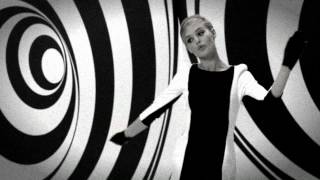 Музыка и видеоролик из рекламы Rimmel London's - New Scandaleyes Retro Glam Mascara (Georgia Jagger)