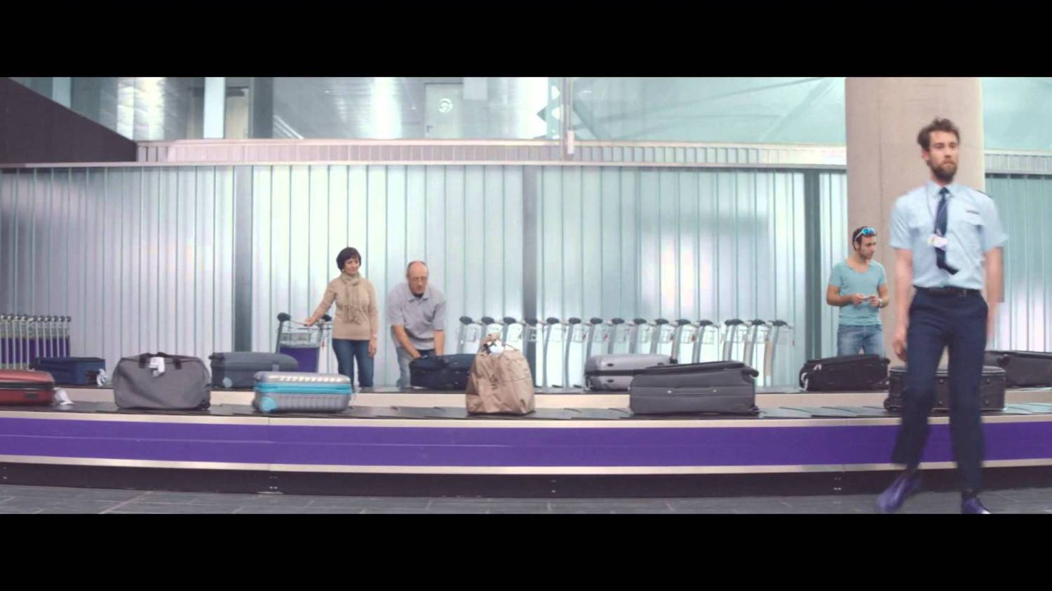Музыка и видеоролик из рекламы Cadbury – Passport Control