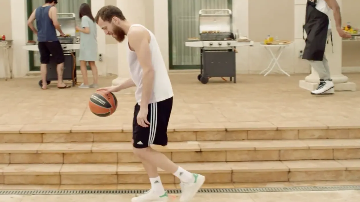 Turkish Airlines Euroleague - Epic Pool Dunk