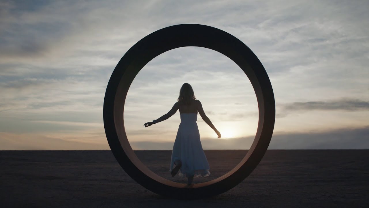 Музыка из рекламы Louis Vuitton - Are you an explorer (Sophie Turner, Justin Theroux)