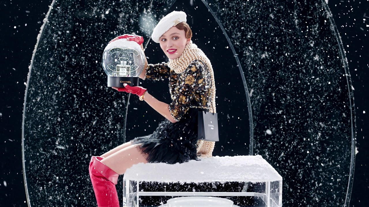 Музыка из рекламы Chanel - Shake Up The Holiday Spirit (Lily-Rose Depp)
