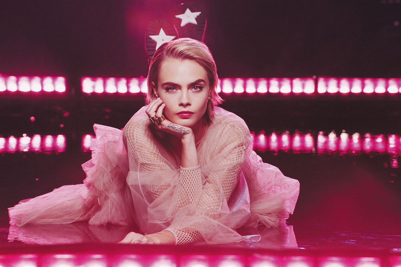 Музыка из рекламы Dior Addict – Can’t Get Enough Shine (Cara Delevingne)