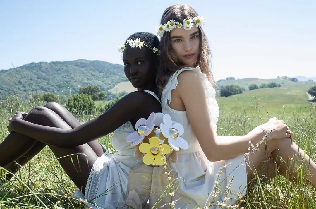Marc Jacobs - Daisy (Kaia Gerber, Adut Akech, Meghan Roche) Marc Jacobs - Daisy (Kaia Gerber, Adut Akech, Meghan Roche)