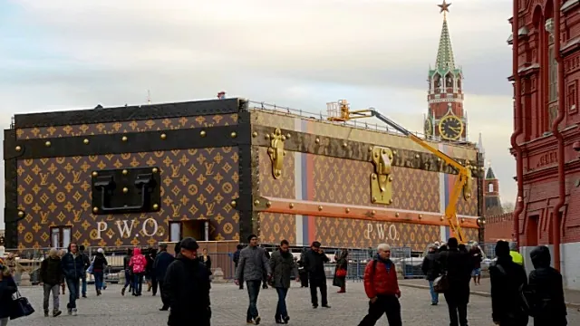 Огромный чемодан на Красной площади хотят демонтировать