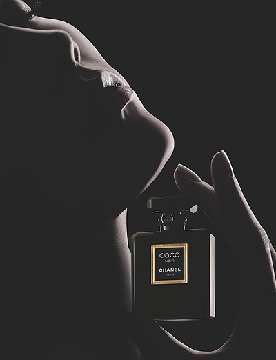 Карли Клосс - новое лицо парфюма Coco Noir от Chanel