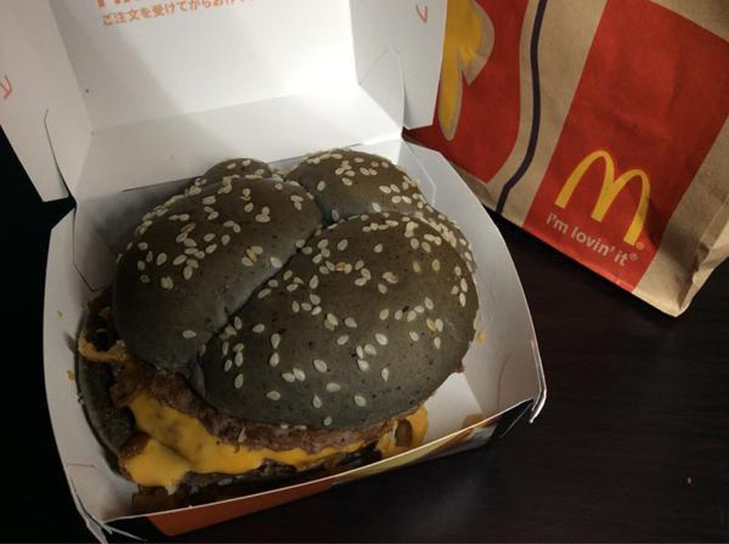 Японский McDonald’s готовит тематические бургеры