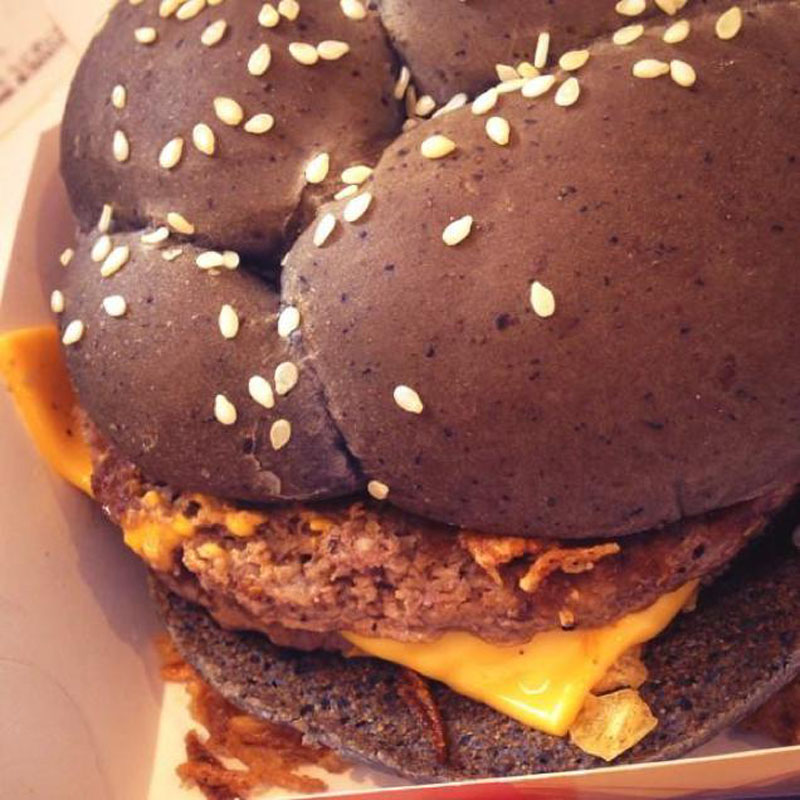 Японский McDonald’s готовит тематические бургеры