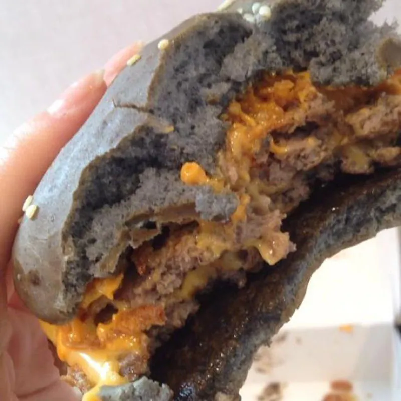 Японский McDonald’s готовит тематические бургеры