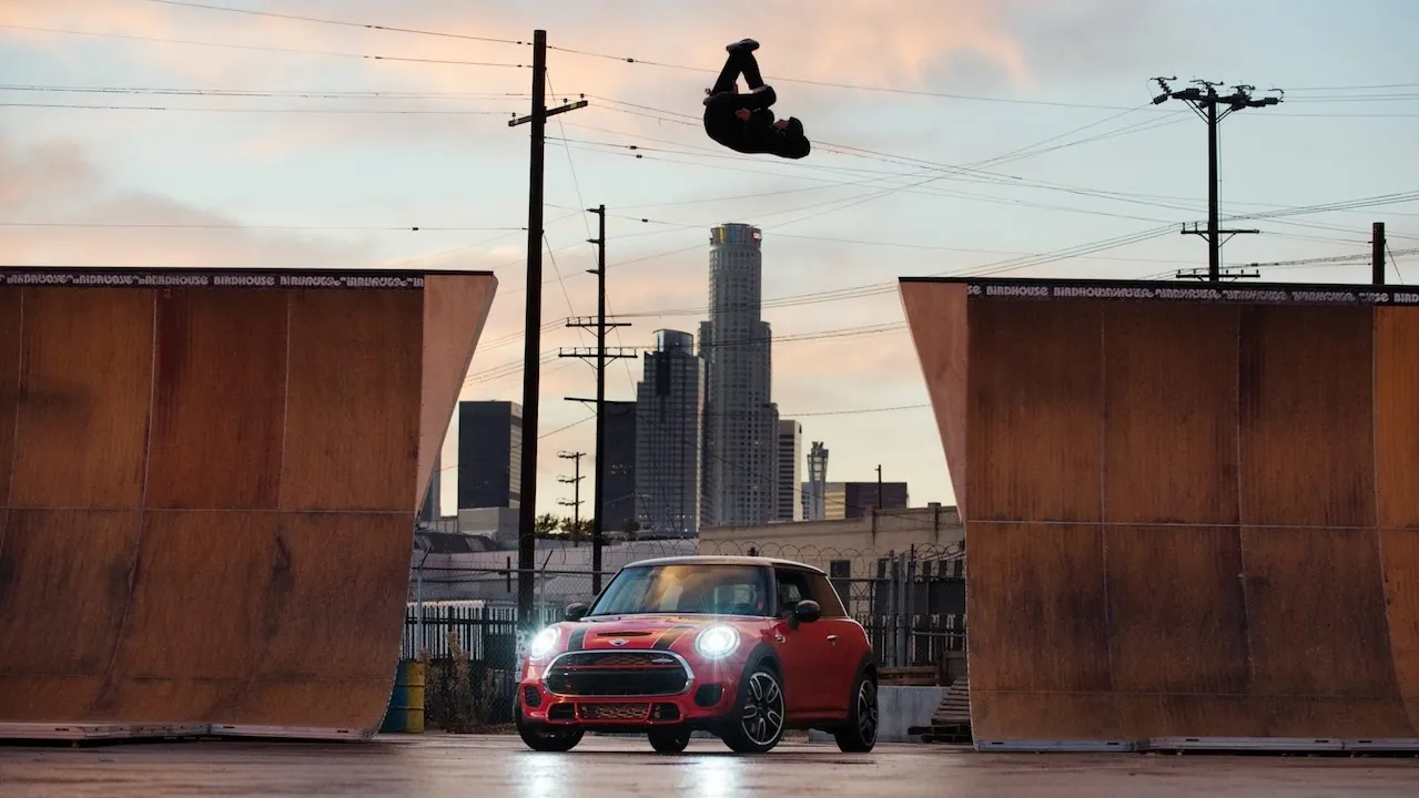 Тони Хоук (Tony Hawk) и Герлен Чичери (Guerlain Chicheri) в рекламе MINI John Cooper Works Тони Хоук (Tony Hawk) и Герлен Чичери (Guerlain Chicheri) в рекламе MINI John Cooper Works