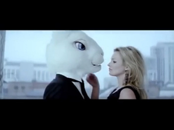 Кейт Мосс соблазнила гигантского кролика в новой рекламе модной одежды