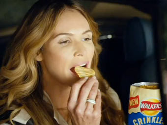 В эфир вышла реклама чипсов с топ-моделью Эль Макферсон