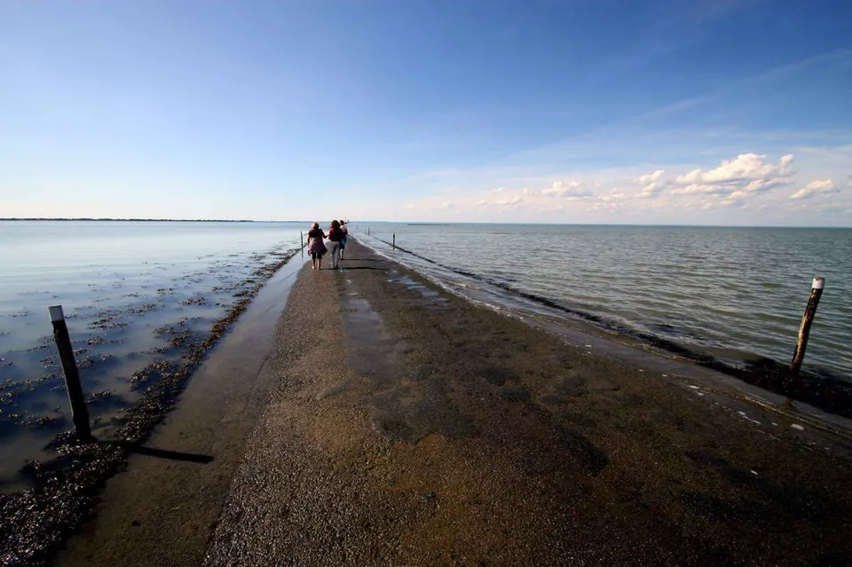 Удивительная дорога, дважды в сутки уходящая под воду Удивительная дорога, дважды в сутки уходящая под воду