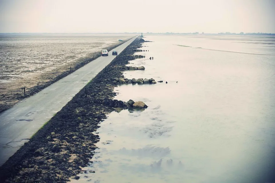 Удивительная дорога, дважды в сутки уходящая под воду Удивительная дорога, дважды в сутки уходящая под воду