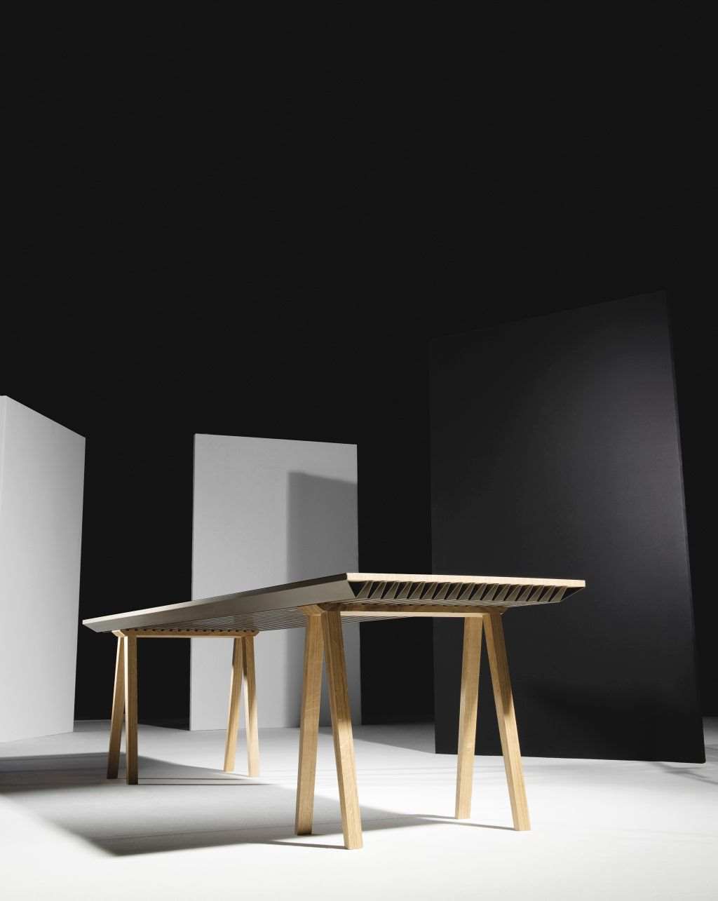 Французские дизайнеры создали стол-кондиционер