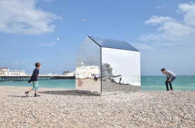 Зеркальный дом на пляже