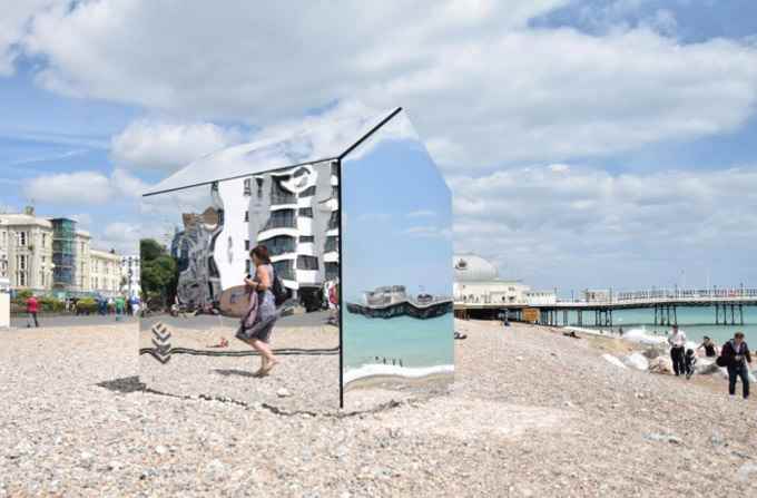 Зеркальный дом на пляже