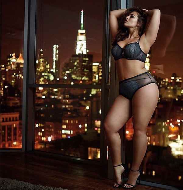 Plus-size модель Эшли Грэхам в рекламе нижнего белья