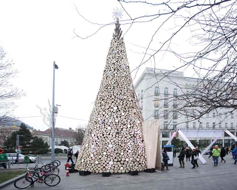 В Лондоне установили дизайнерскую елку из санок