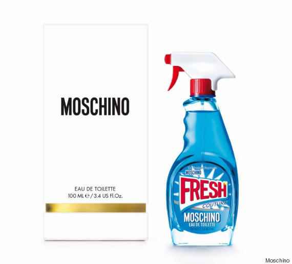Новый аромат Moschino представили в виде средства для мытья окон.