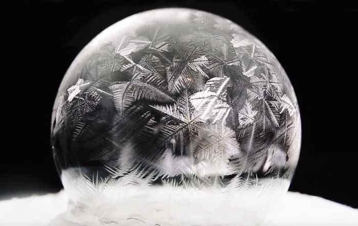 Замерзшие мыльные пузыри при минус 15 градусах по Цельсию