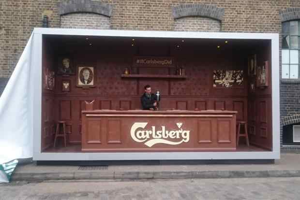 Carlsberg установил шоколадный бар, привлекая далеких от футбола фанатов.