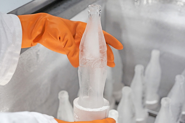 Coca-Cola создала бутылку из льда