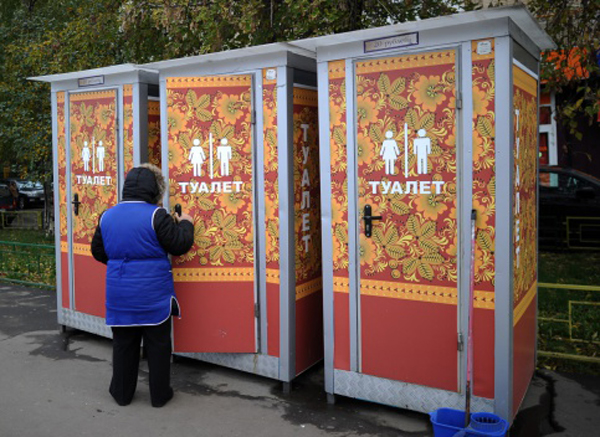 Московские уличные туалеты оформят в виде избушек и раскрасят под хохлому