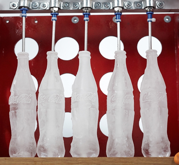 Coca-Cola создала бутылку из льда