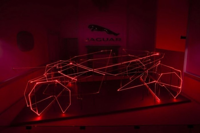 Дизайнеры Jaguar превратили машину в лазерную инсталляцию