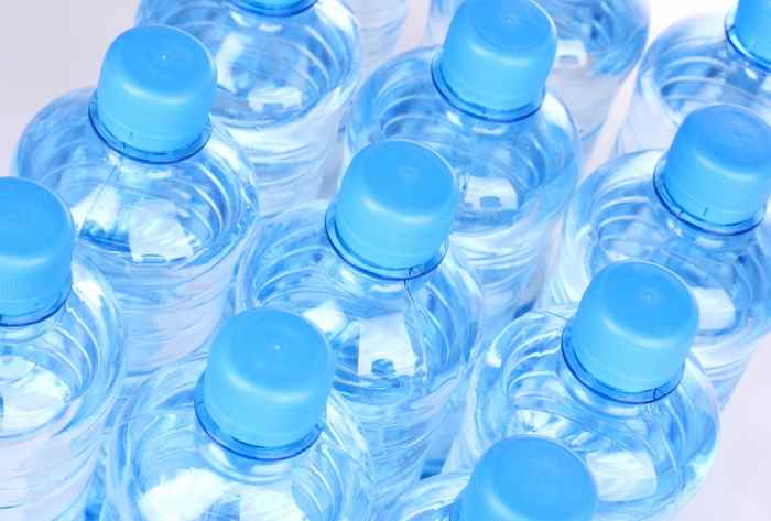 Danone и Nestle будут продавать воду в бутылках из древесины