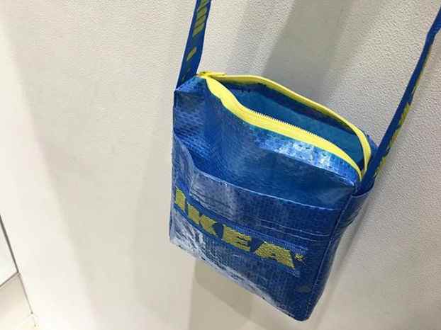Синяя сумка IKEA вдохновила народное творчество.