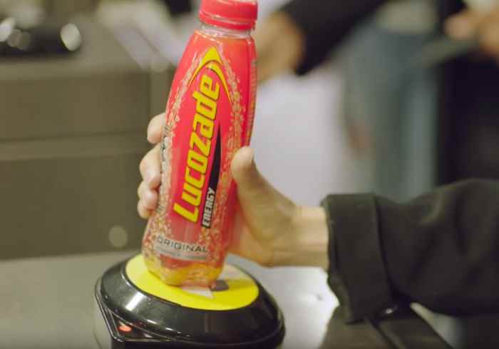 Lucozade Energy выпустил бутылки с чипом бесконтактной оплаты проезда