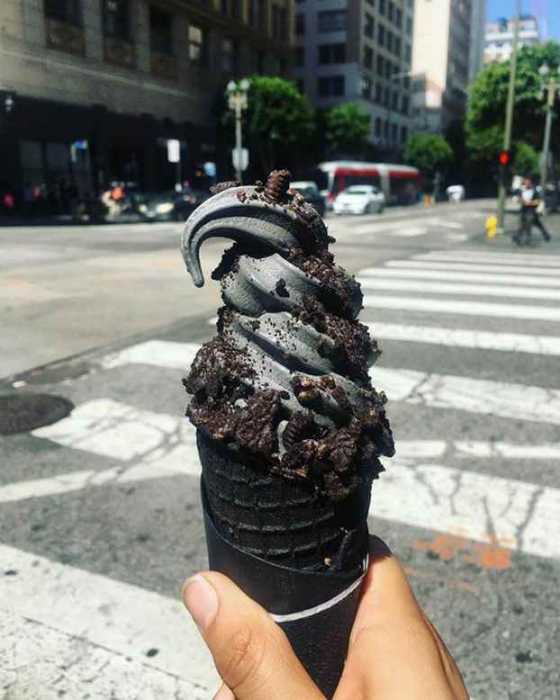 Магазин handmade-десертов выпустил черное мороженое.