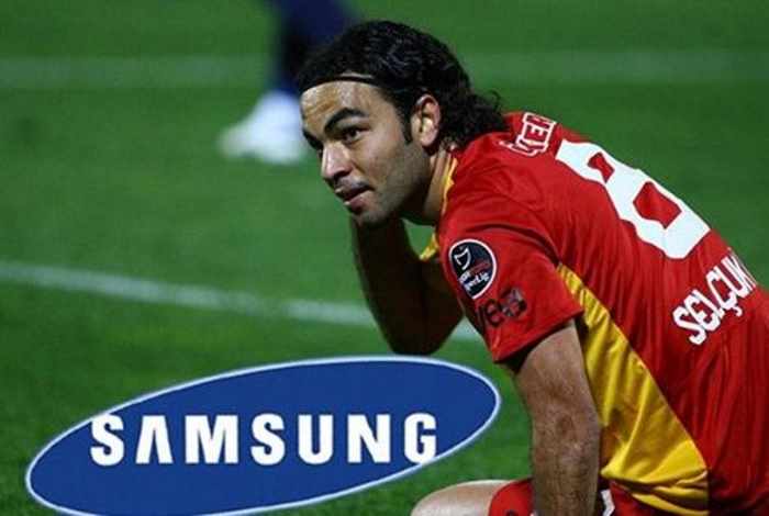 Турецкий футболист подал в суд на Samsung за использование логотипа S8