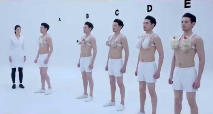 В японской рекламе мужчины занимаются спортом в бюстгальтерах с живыми ежами
