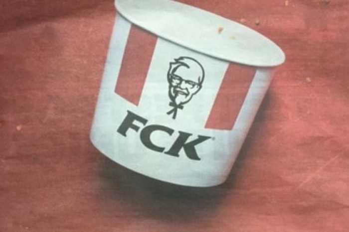 KFC написали FCK на ведерке из-под курицы